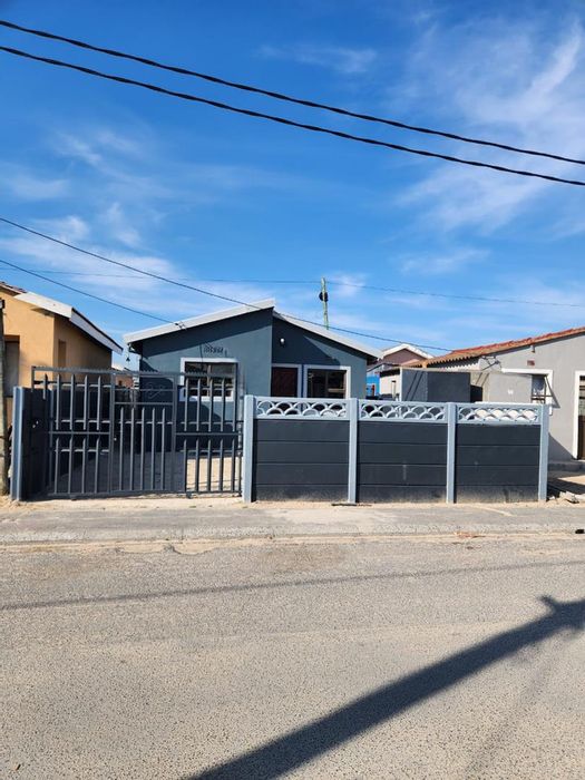 House for Sale in Khayelitsha Central: 2 Bedrooms, Open-plan Living, Close to Amenities.