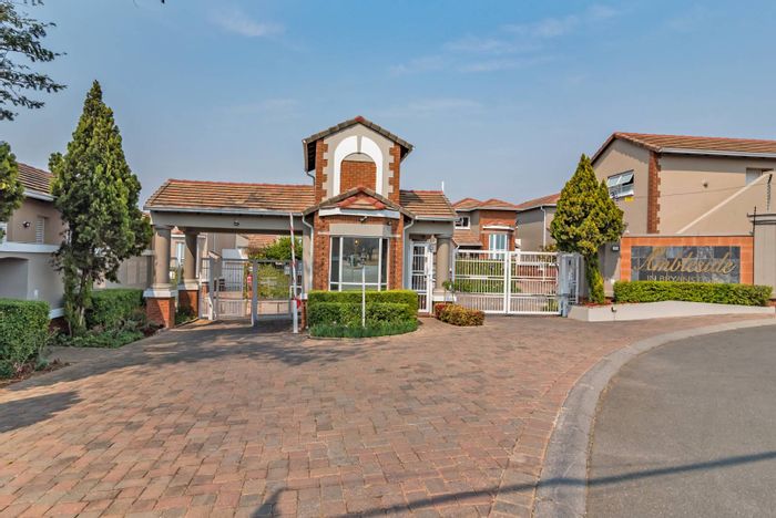 Property #2416087, Townhouse For Sale in Bryanston