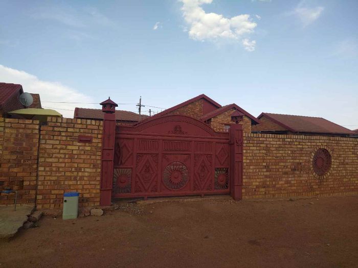 House for Sale in Soshanguve Ext: 3 bedrooms, near schools and shopping.