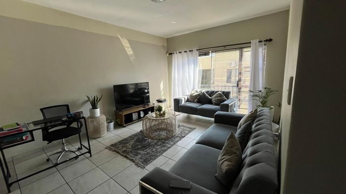 Klein Windhoek Apartment For Sale: 3 Bedrooms, 2 Bathrooms, Open Living Space.