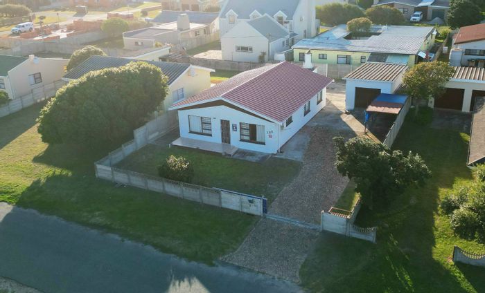 Franskraal House for Sale: Steps to the Sea, Spacious Living, Low Maintenance.