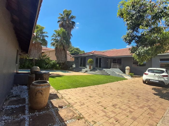 For Sale: House in Noordwyk with pool, cottages, and pet-friendly yard.