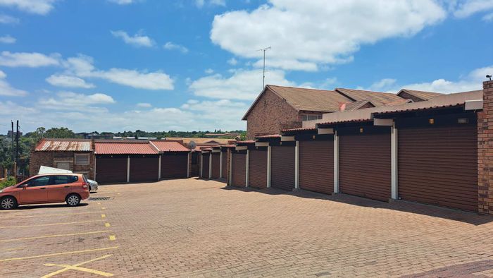 Ferndale Apartment To Rent: 2 Bedrooms, Pool Access, Garage, Secure Complex.