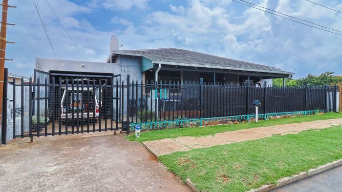 Krugersdorp West House For Sale: 3 bedrooms, flatlet, garage for 4 cars.