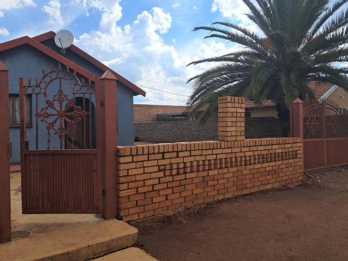 2 Bedroom House For Sale in Ga-Rankuwa with kitchen and well-maintained bathroom.
