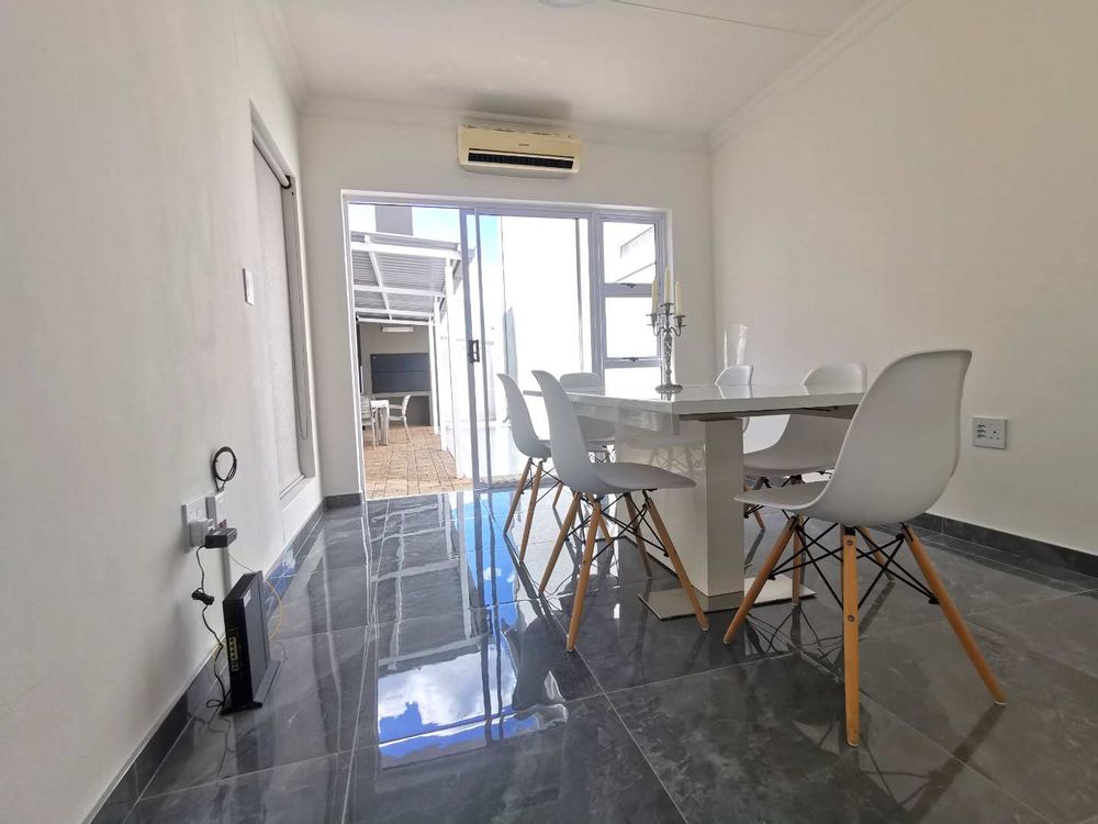 Guestroom with shower/toilet/basin