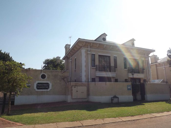 1 Bedroom Apartment To Rent in Hatfield with garden, parking, and secure access.