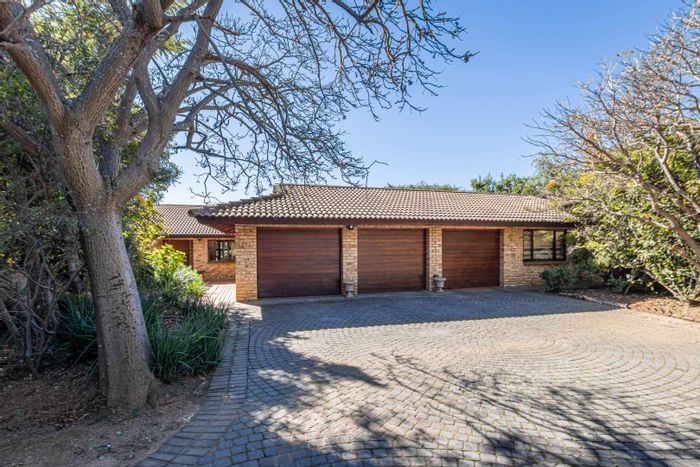 For Sale: Spacious Poortview house with six bedrooms, pool, and solar system.