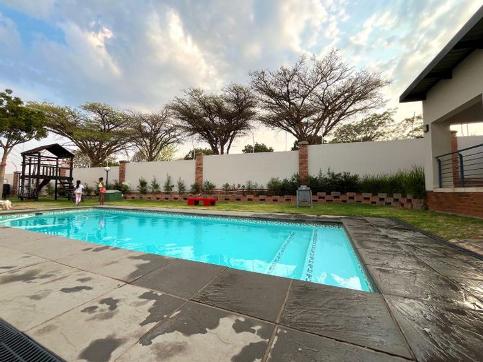 For Sale: 2 Bed, 2 Bath Apartment in Greenstone Gate with Pool and Gym Access.
