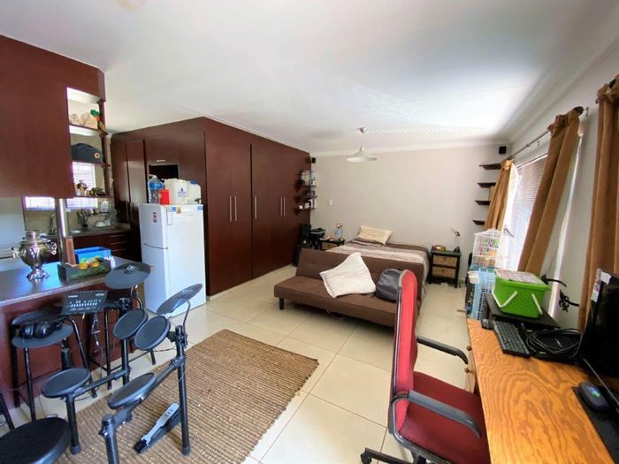 Spacious bachelor apartment in Universitas, includes utilities and Wi-Fi, no pets.