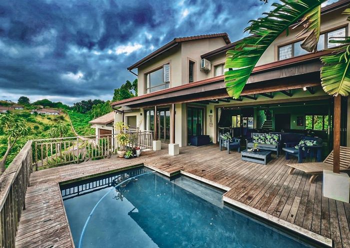 Hilldene Townhouse For Sale: 3 beds, pool, double garage, outdoor entertainment area.