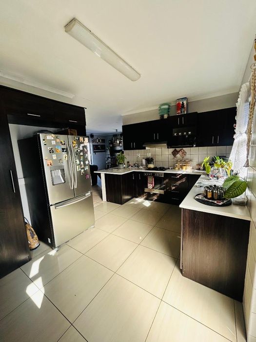 For Sale: 4-bedroom house with flat, indoor braai, and spacious garden in Walvis Bay Central.