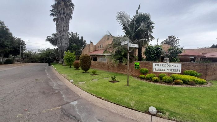 Cluster Home For Sale in Edleen: 3 Bedrooms, Private Garden, Double Garage.