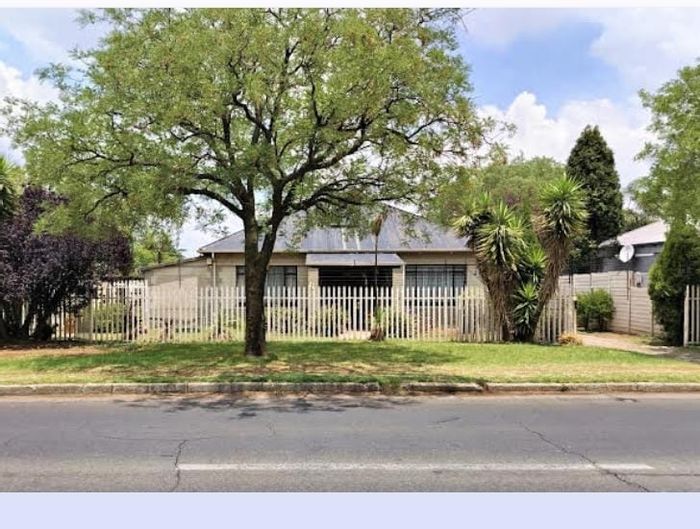 Northmead House For Sale: 3 beds, pool, landscaped garden, security features.
