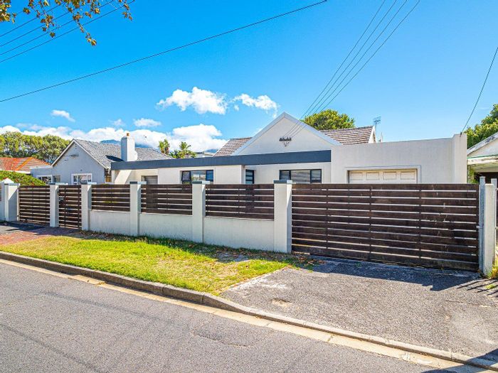 Spacious Kenwyn House For Sale: Pool, Garage, Secure Parking, Modern Kitchen!