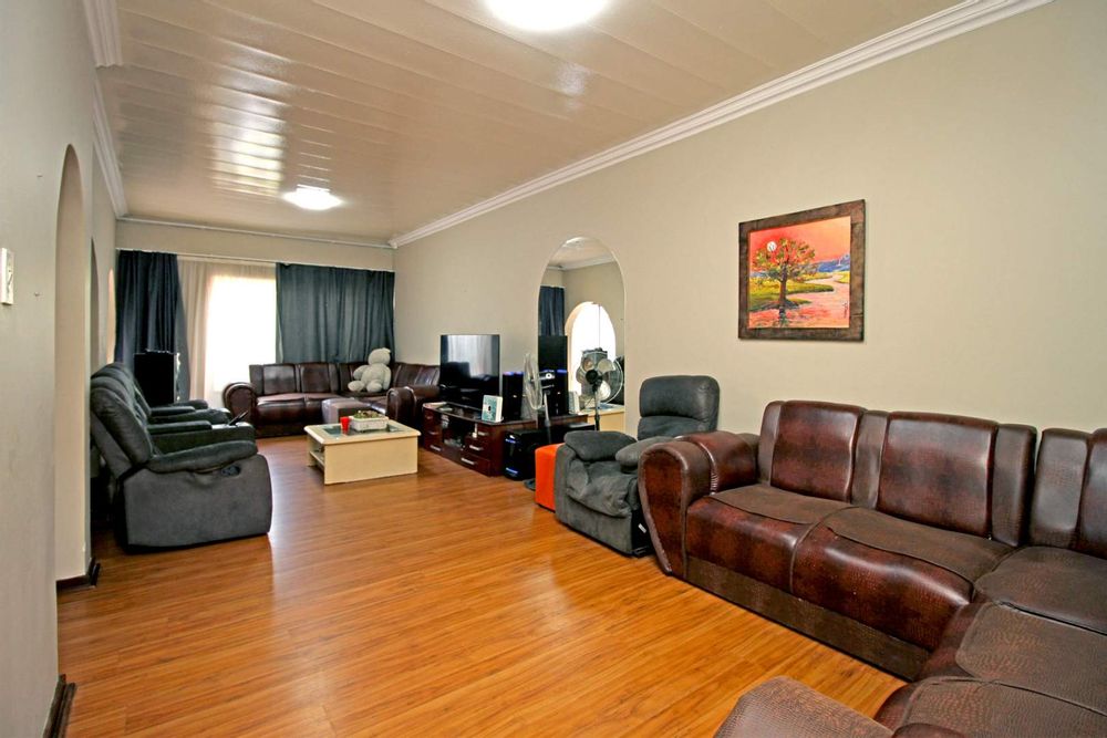 OPEN PLAN LOUNGE AND LIVING/TV ROOM SPACIOUS ENOUGH FOR A VERY BIG FAMILY