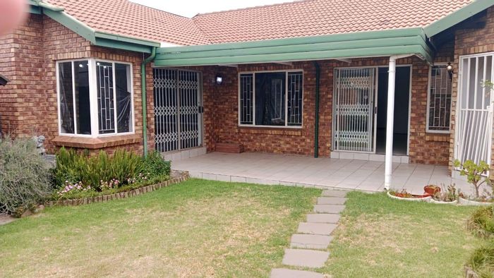 For Sale: Cluster in Glen Marais with open-plan living, private garden, and security.