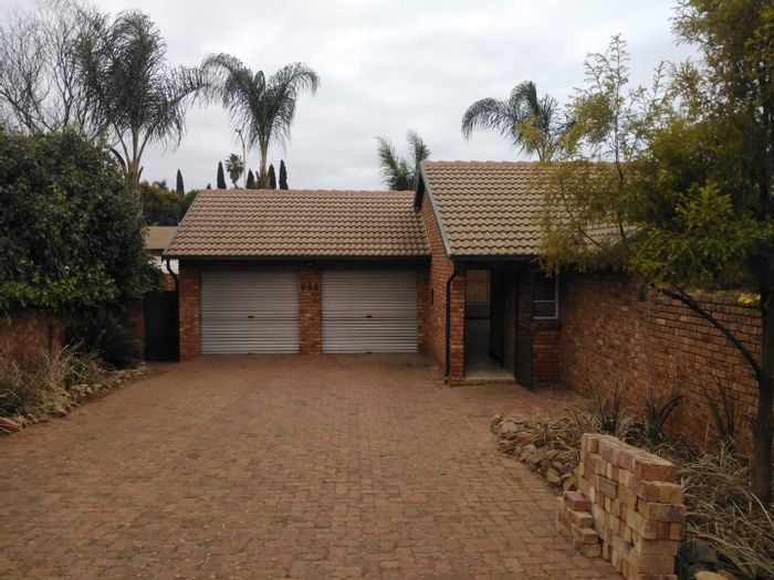 To Rent: House in Moreleta Park Ext 19 with 3 Beds, Double Garage, Office Space.