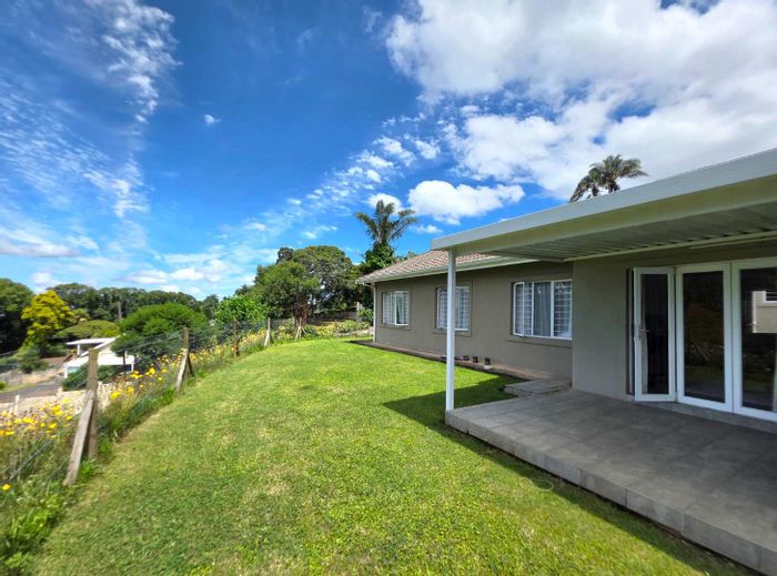 Kloof Central Townhouse To Rent: 3 beds, pet-friendly, double garage, prepaid utilities.