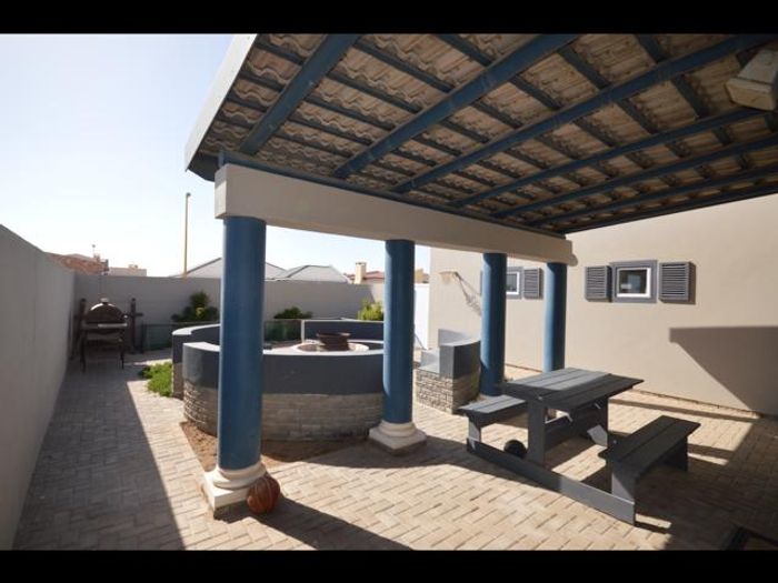 House For Sale in Henties Bay Central: 3 Bedrooms, indoor braai, double garage.