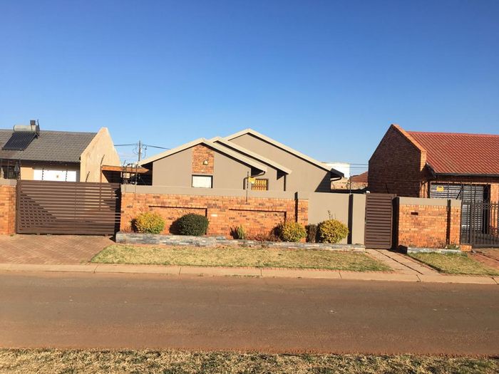Property #2204689, House pending sale in Dobsonville Ext 2
