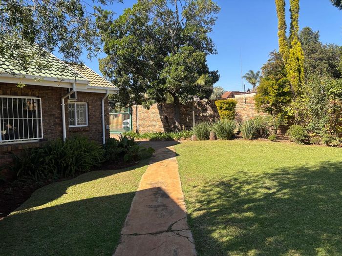 Garsfontein House For Sale: 5 Bedrooms, Pool, Security, Wheelchair Accessible.