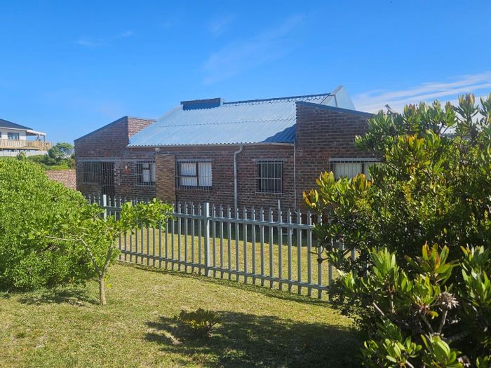 Pearly Beach House For Sale: Spacious garden, indoor braai, near shoreline amenities.