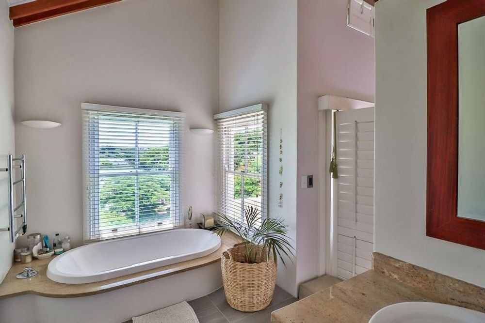 MAIN BATHROOM SHOWING BATH 