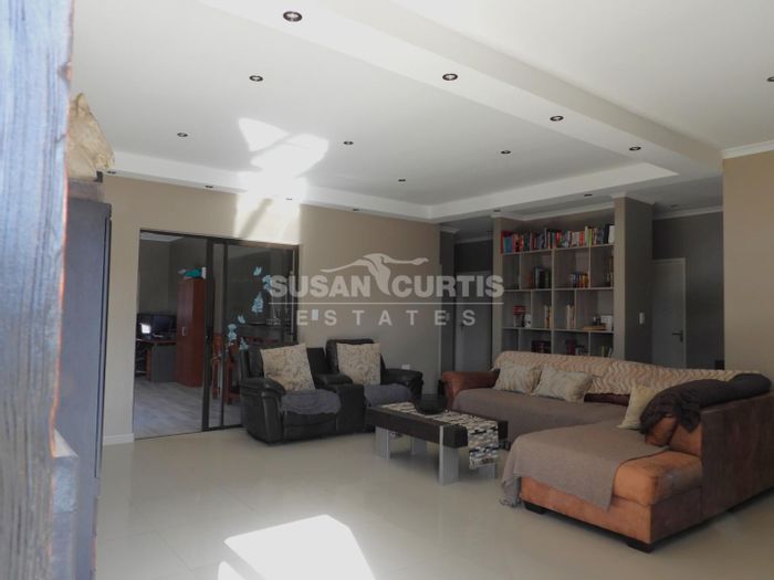 Ocean View House To Rent: 3 Bedrooms, en suite, open plan living, double garage.