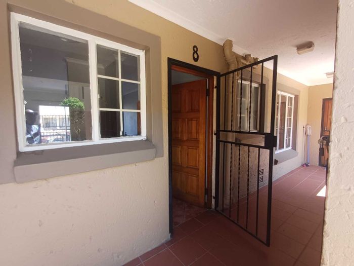Kensington Apartment To Rent: 2 bedrooms, secure parking, gated complex, fibre-ready.