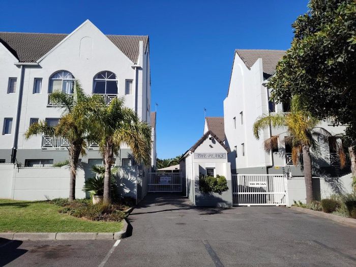 Rosendal Apartment To Rent: 3 bedrooms, private patio, close to shopping and schools.