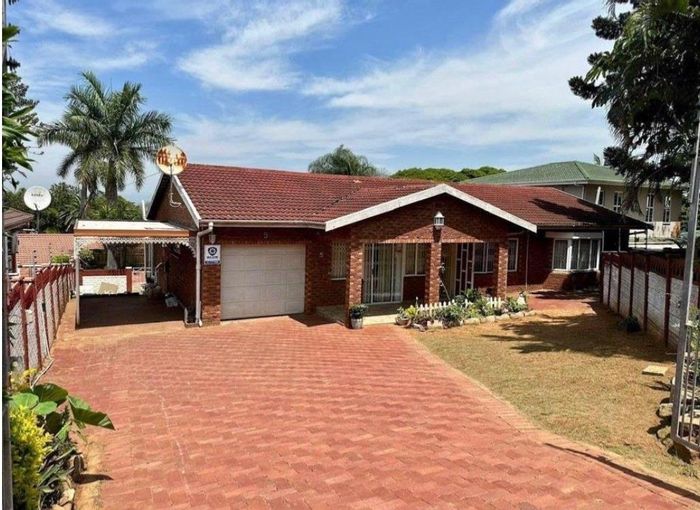 For Sale: House in Sunningdale with 4 bedrooms, scullery, and low-maintenance garden.