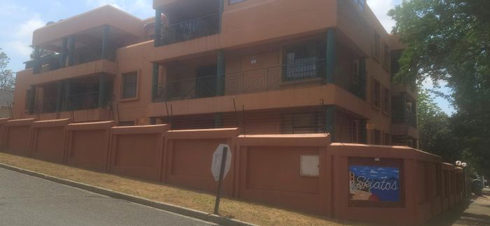 Alberton Central Apartment For Sale: 3 bedrooms, balcony, jacuzzi, ideal for families.