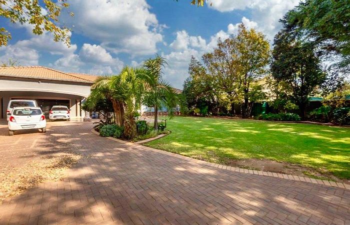 Lambton House For Sale: 6 bedrooms, pool, cottage, and ample parking.