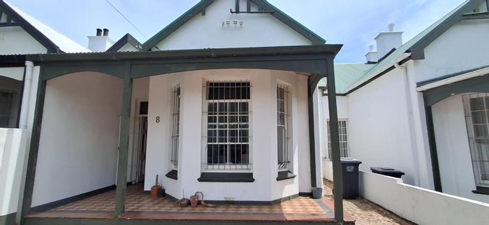 Charming Mowbray house to rent, featuring 4 bedrooms, parking, and WiFi-ready.