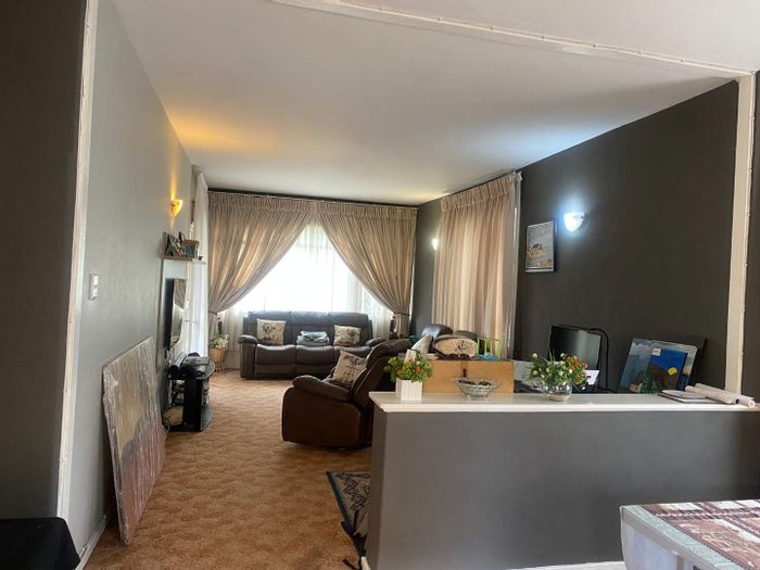 Cozy 2-bedroom apartment with private patio and garage in Monument, To Rent.