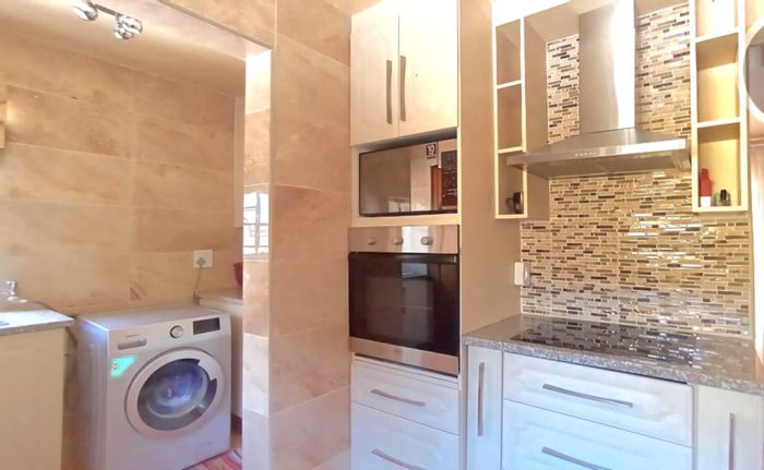 For Sale: House in Amandasig with 3 bedrooms, 3 living areas, and outdoor patio.