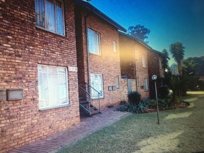 Clubview Apartment For Sale: 2 Bedrooms, pool, braai area, ample parking.