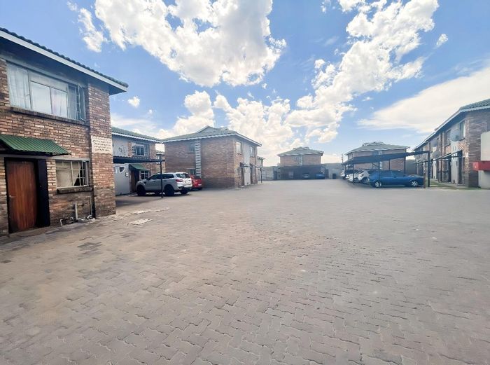 Edleen Cluster For Sale: Two-bedroom, open-plan living, close to amenities and transport.