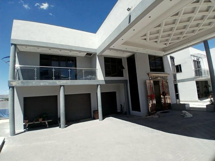 Auasblick House For Sale: 5 Bedrooms, pool, BBQ area, solar panels, 3 garages.