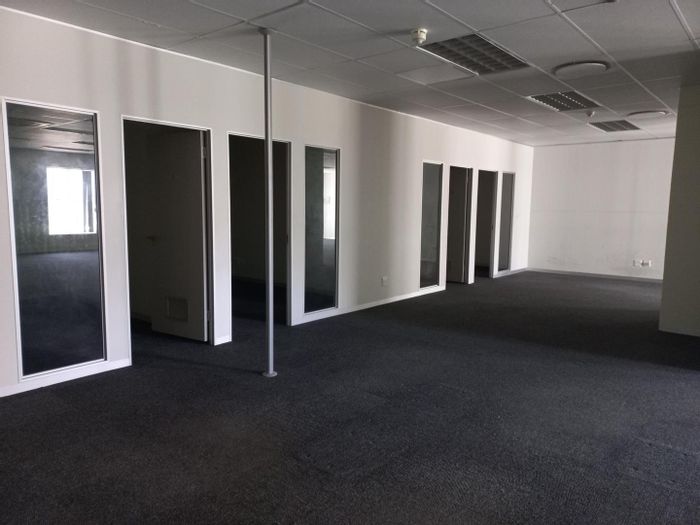 Walmer Heights Office To Rent: 945 sqm with meeting rooms, parking, and kitchen.