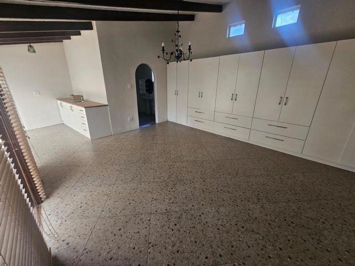 Cottage To Rent in Stellenbosch Farms: Garden, pool access, pet-friendly living.