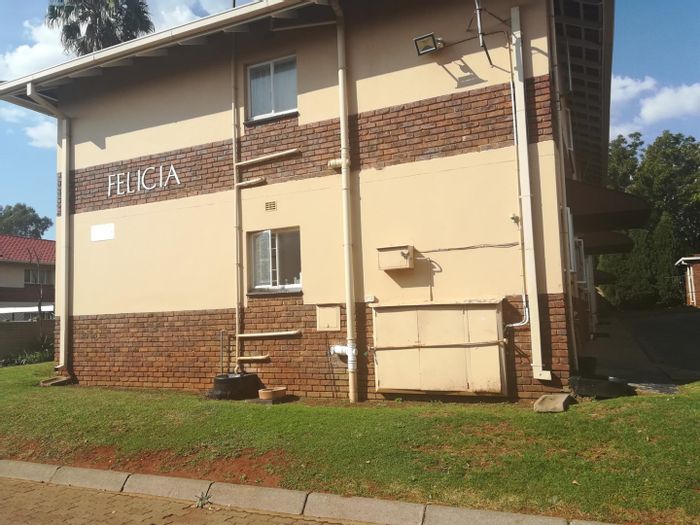 Lyttelton Manor Apartment To Rent: 2 Bedrooms, communal garden, secure complex, prepaid electricity.