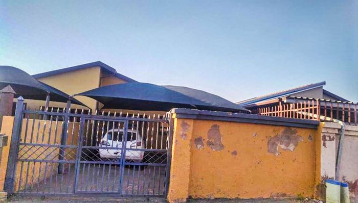 House for Sale in Soshanguve Ext: 2 bedrooms, carport, near schools and shopping.