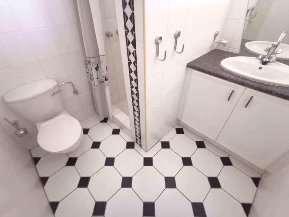 FLATLET/NANNY ROOM BATHROOM ON 3RDFLOOR 