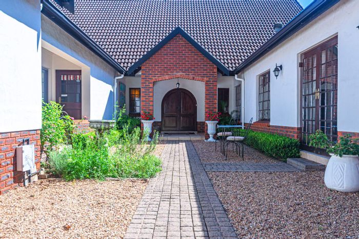 Hillcrest Central Townhouse For Sale: Golf course views, private garden, versatile living spaces.