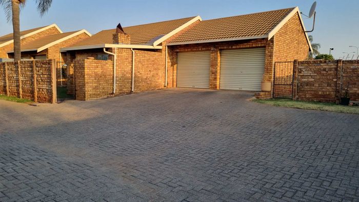 Property #2187368, Townhouse for sale in Rooihuiskraal North