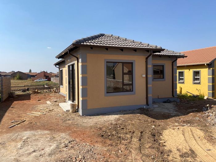 House For Sale in Reigerpark: 3 beds, 2 baths, parking, and community access.