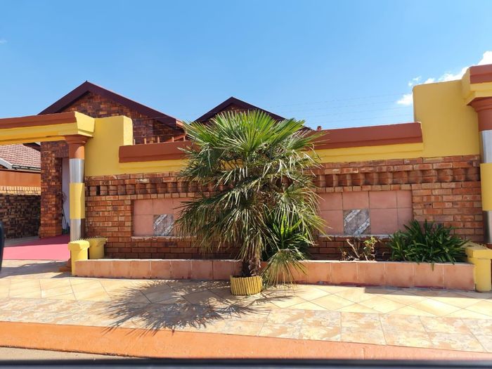 House For Sale in Likole Ext 1: 3 Bedrooms, 2 Bathrooms, Spacious Yard.