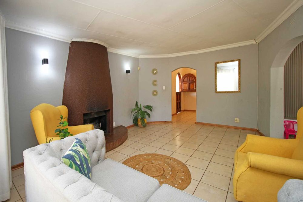 The Open Plan Formal Lounge is eashetically balanced to reinforce the spectacular adjacent Living / TV Room which is expansive in size, housing an xtra large seating arrangement.  Despite the totality of the potential in these living open plan rooms the formal lounge forms an intimate space around a lovely fireplace to create a cohesive and very attractive cosy lounge area.    